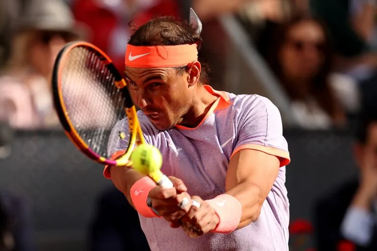 Rafael Nadal domina en su regreso a Madrid