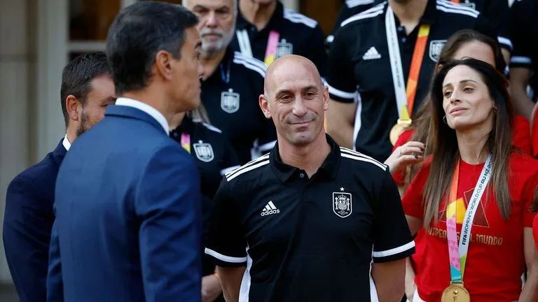 Detienen a Luis Rubiales a su llegada a España por caso de corrupción en la RFEF