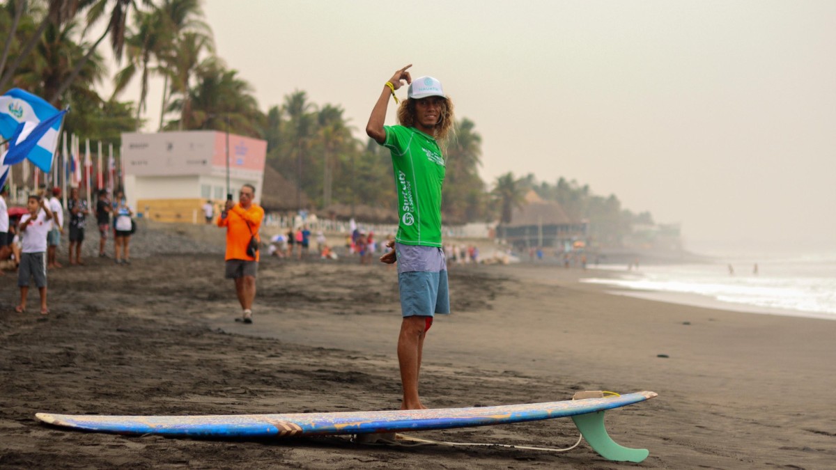 Salinas y Alvarado avanzan mientras Tamacas queda fuera en el ISA World Longboard Championship en El Salvador