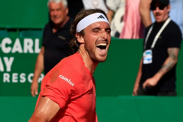 Tsitsipas domina en Godó: Avanza a cuartos superando a Carballés