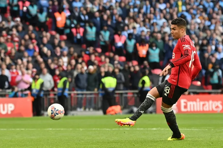 Manchester United sobrevive a remontada de Coventry y avanza a la final de la Copa