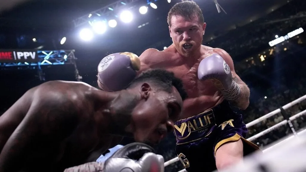 Canelo Álvarez defiende con éxito su título supermediano ante Jaime Munguía